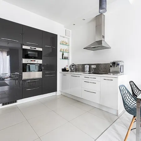 Nadmorski Dwor Lighthouse